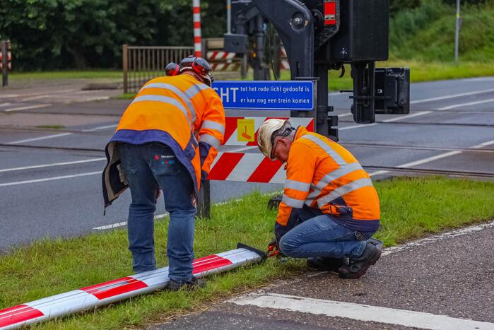 Kraanwagen rijdt spoorboom aan diggelen