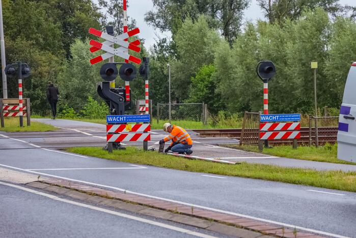 Kraanwagen rijdt spoorboom aan diggelen