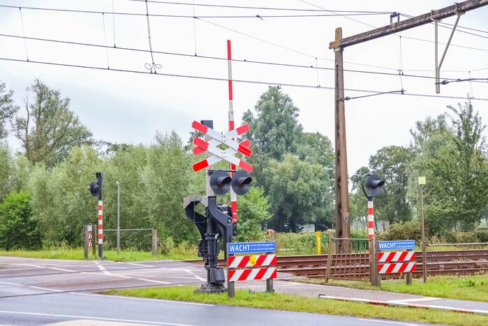 Kraanwagen rijdt spoorboom aan diggelen