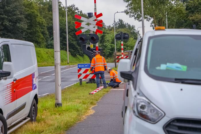 Kraanwagen rijdt spoorboom aan diggelen