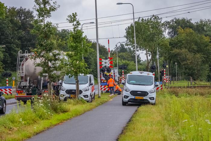 Kraanwagen rijdt spoorboom aan diggelen