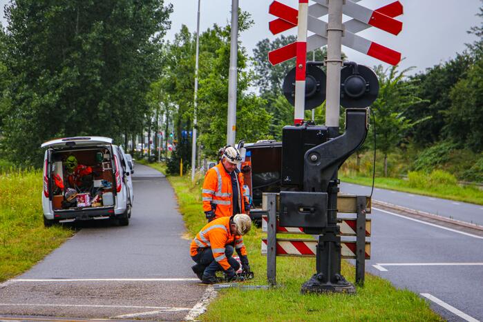 Kraanwagen rijdt spoorboom aan diggelen