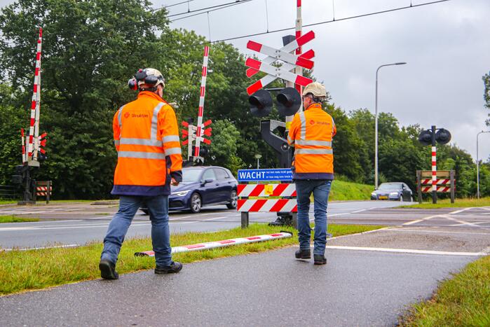 Kraanwagen rijdt spoorboom aan diggelen