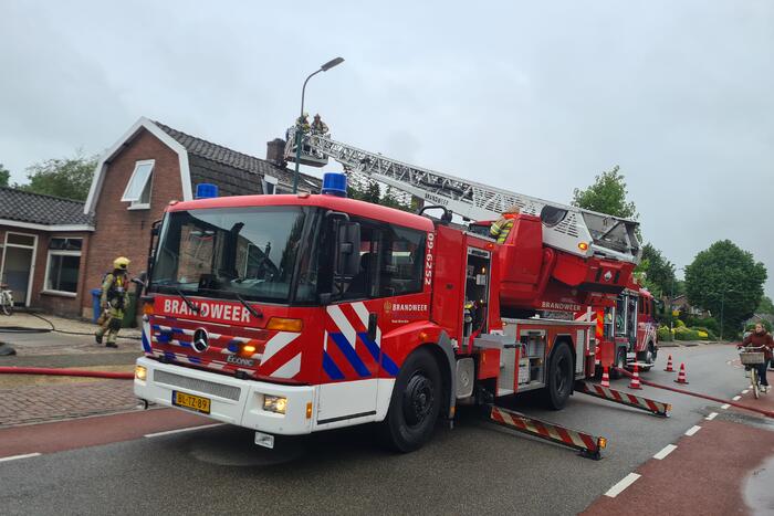 Weg tijdelijk afgesloten door schoorsteenbrand