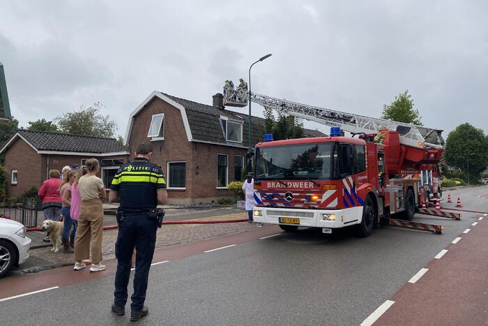 Weg tijdelijk afgesloten door schoorsteenbrand
