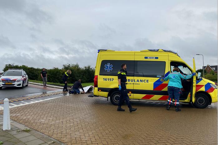 Scooterrijder ernstig gewond na val tegen betonblok
