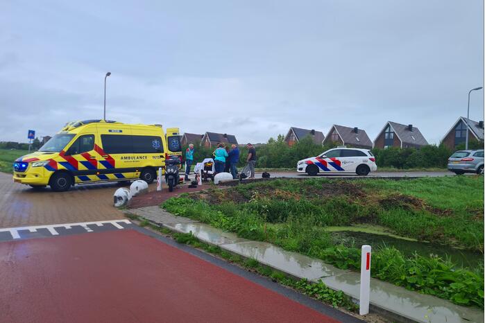 Scooterrijder ernstig gewond na val tegen betonblok