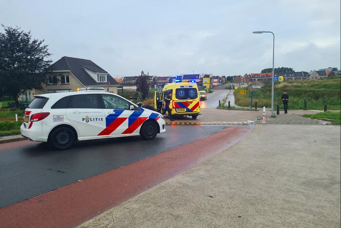 Scooterrijder ernstig gewond na val tegen betonblok