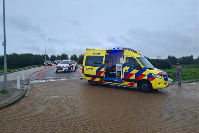 Scooterrijder ernstig gewond na val tegen betonblok