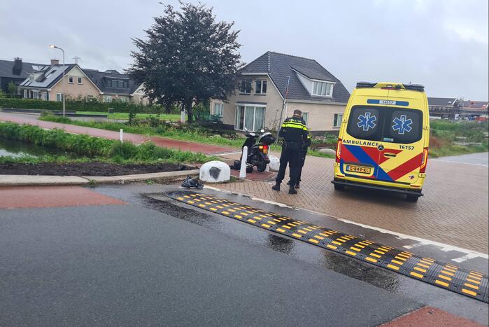 Scooterrijder ernstig gewond na val tegen betonblok