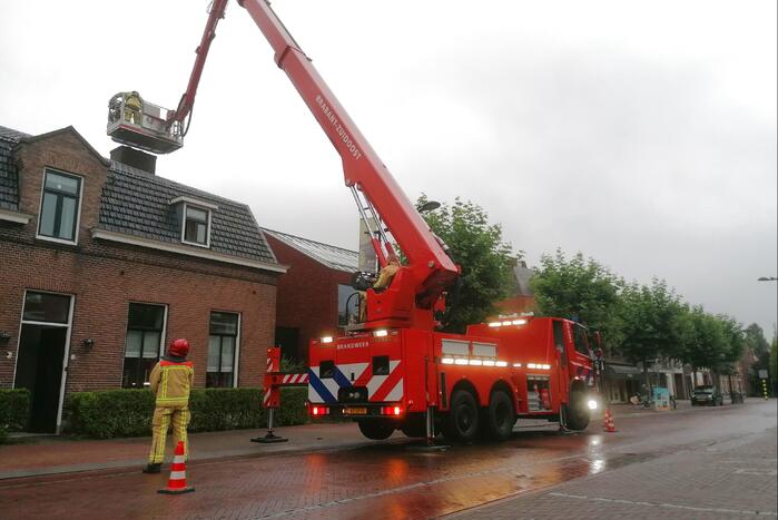 Brandweer blust schoorsteenbrand