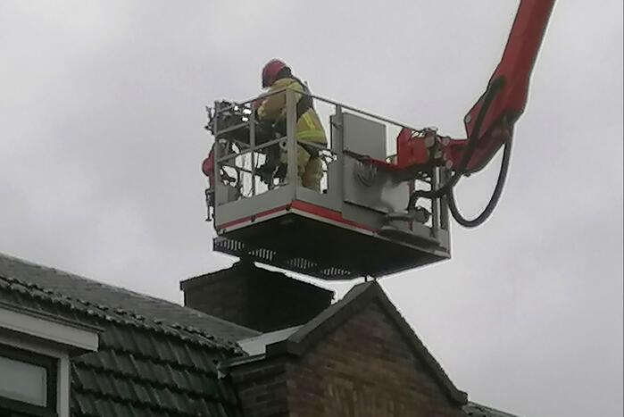 Brandweer blust schoorsteenbrand
