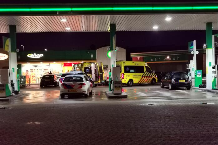 Overleden man in auto aangetroffen bij BP-tankstation