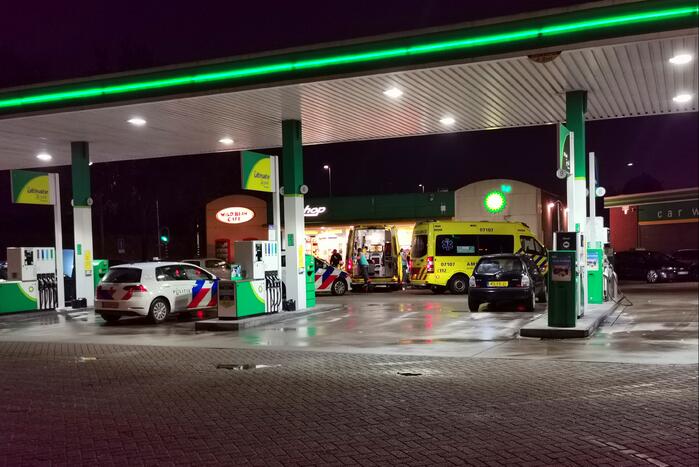 Overleden man in auto aangetroffen bij BP-tankstation