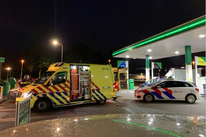 Overleden man in auto aangetroffen bij BP-tankstation
