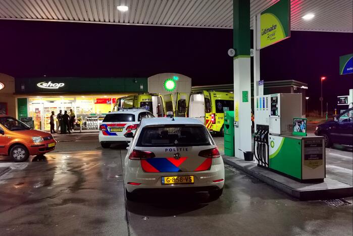 Overleden man in auto aangetroffen bij BP-tankstation
