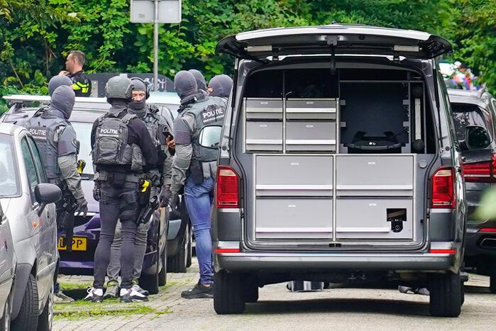 Arrestatieteam bereid inval in woning voor