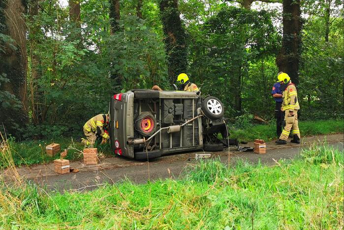 Brommobiel op zijn kant persoon bekneld