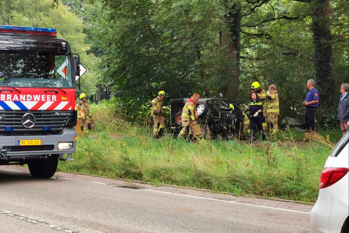 Brommobiel op zijn kant persoon bekneld