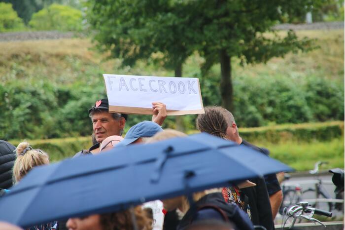 Demonstratie bij kantoor Facebook voor het vrije woord