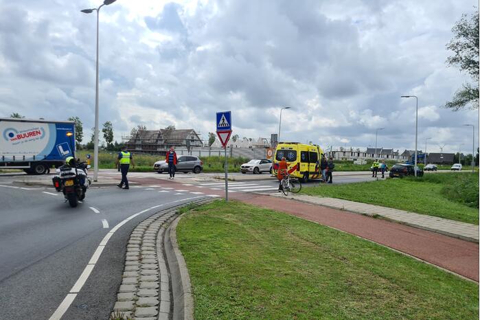 Auto botst op overstekende fietser