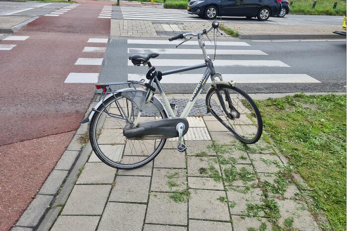 Auto botst op overstekende fietser