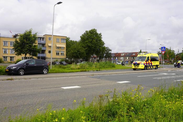 Auto botst op overstekende fietser