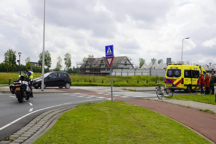 Auto botst op overstekende fietser