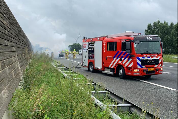 Auto vat vlam op snelweg
