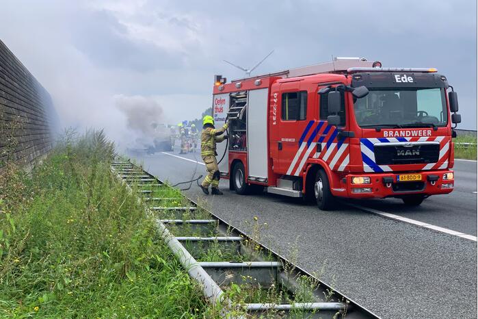 Auto vat vlam op snelweg