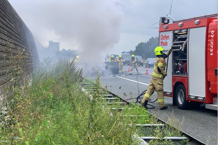 Auto vat vlam op snelweg