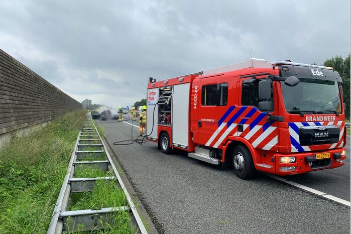 Auto vat vlam op snelweg