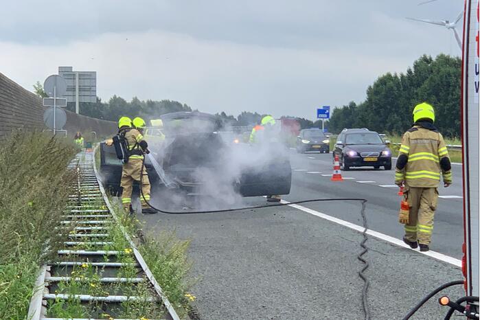 Auto vat vlam op snelweg