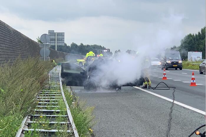 Auto vat vlam op snelweg