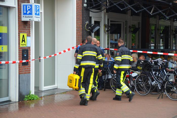 Water stroomt aan alle kanten uit appartementencomplex