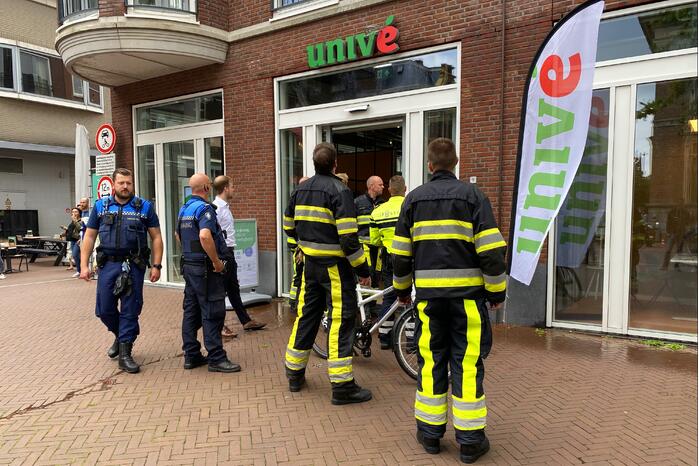 Water stroomt aan alle kanten uit appartementencomplex