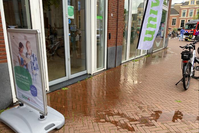 Water stroomt aan alle kanten uit appartementencomplex