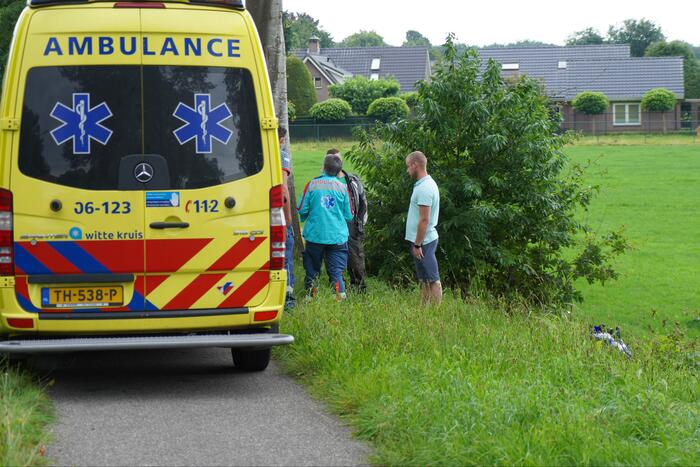 Motorrijder raakt van de weg en belandt in berm