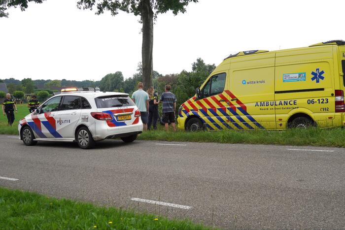 Motorrijder raakt van de weg en belandt in berm