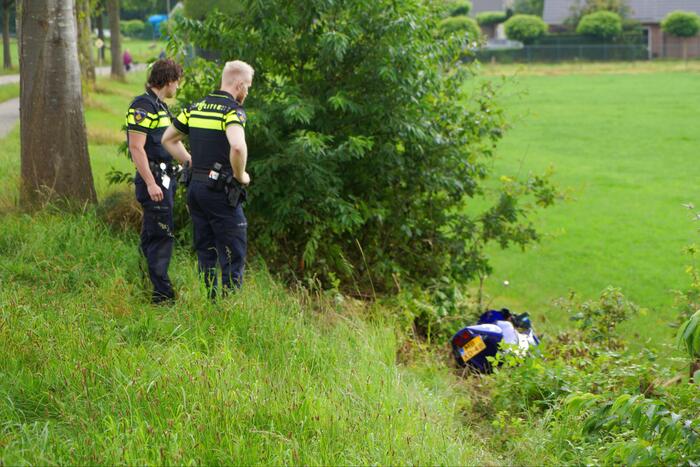 Motorrijder raakt van de weg en belandt in berm