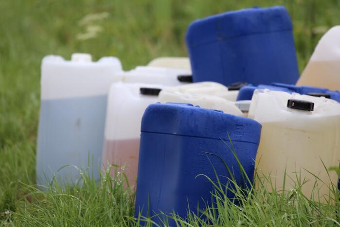 Vaten met chemicaliën aangetroffen in hoekwoning