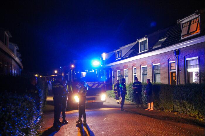 Brandweer blust brand in woning