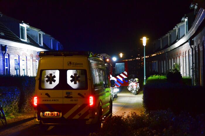 Brandweer blust brand in woning