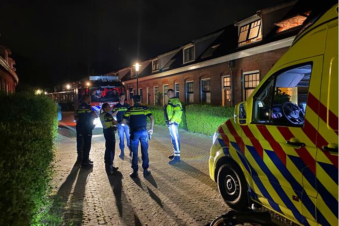 Brandweer blust brand in woning