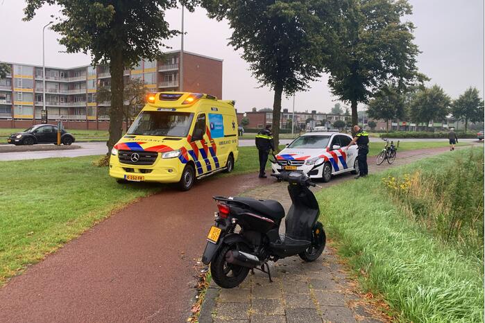 Scooterrijdster gaat hard onderuit door gladheid