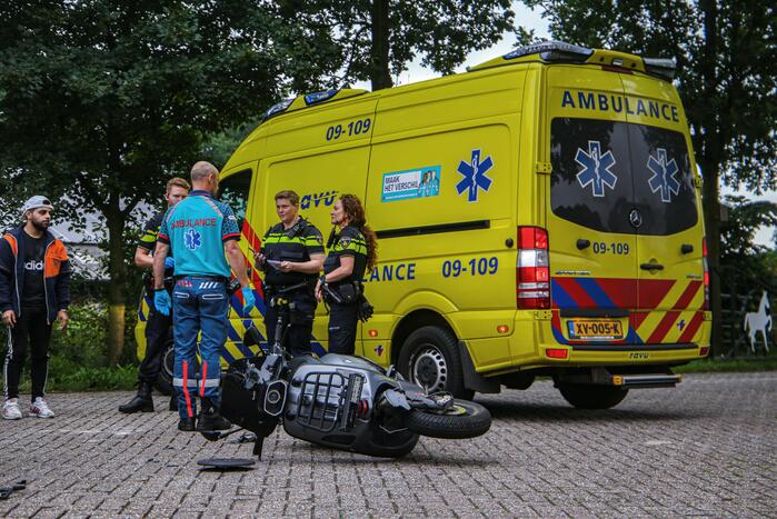 Brommerrijder gewond bij botsing tegen bestelbus