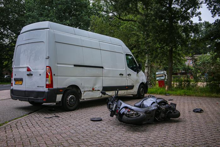 Brommerrijder gewond bij botsing tegen bestelbus