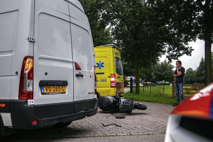 Brommerrijder gewond bij botsing tegen bestelbus