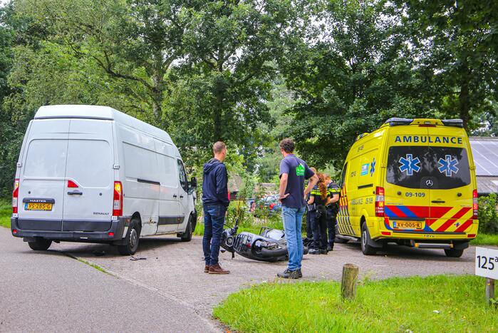 Brommerrijder gewond bij botsing tegen bestelbus