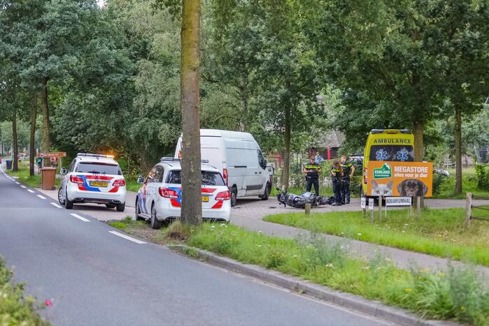 Brommerrijder gewond bij botsing tegen bestelbus